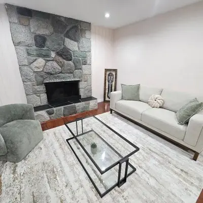 3 BR Lux home with AC in a central location
