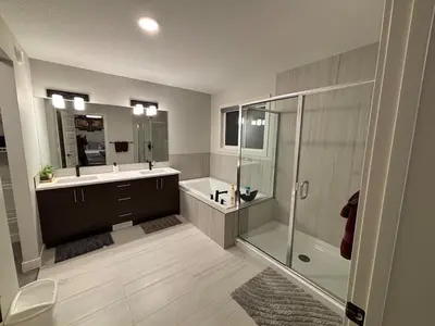 a bathroom with a shower and a sink at Luxury 3bedroom House with Kingsize Master bedroom in Airdrie