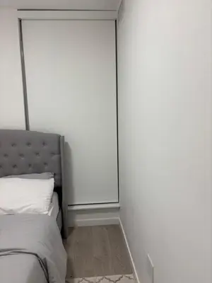a bedroom with a bed and a mirror at Cozy 1 bed and 1bath suit in Surrey
