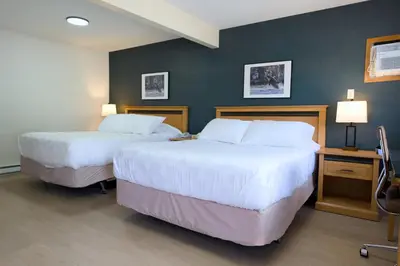 a hotel room with two beds and two lamps at Park Motel in Hope