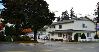 a white house sitting on the side of a street at Park Motel in Hope