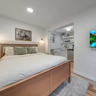 Private Bright Garden Suite in Pemberton Heights