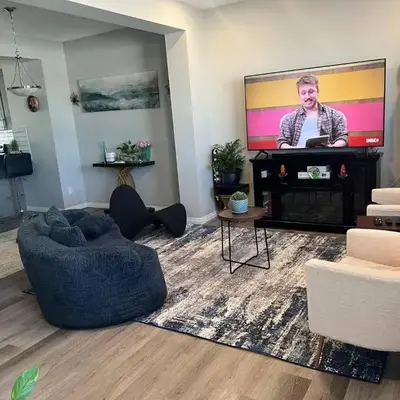Spacious Private Room with TV