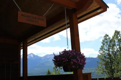 a sign for a mountain view center with a flower pot at Cedar House Restaurant & Chalets in Golden