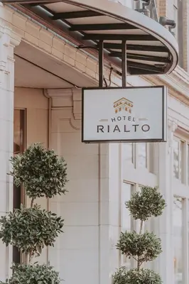 a sign for the hotel rialto in front of a building at Hotel Rialto in Victoria