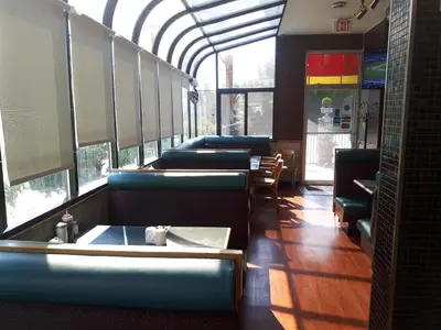 a restaurant with couches and tables in a train at Fuller Lake Chemainus Motel in Chemainus