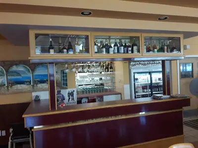 a bar in a restaurant with bottles of alcohol at Fuller Lake Chemainus Motel in Chemainus