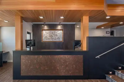 an office lobby with a reception desk with a picture at Inn on Long Lake in Nanaimo