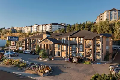 an overhead view of a apartment building with a parking lot at Travelodge by Wyndham Kamloops Mountview in Kamloops
