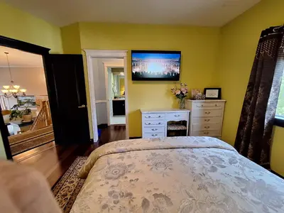 a bedroom with a bed and a tv on the wall at Villa Bellissimo FranTalia - Résidence & Galleriséum in Kelowna