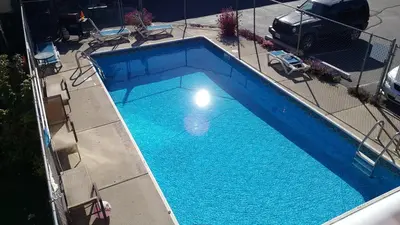 an overhead view of a large blue swimming pool at Cactus Tree Inn in Oliver