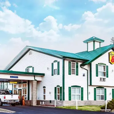 Super 8 by Wyndham 100 Mile House