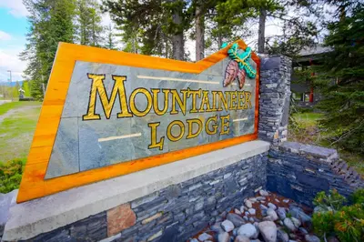 a sign for a mountain junction lodge at Mountaineer Lodge in Lake Louise