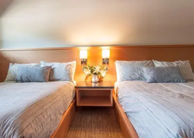 two beds sitting next to each other in a room at Harbour House Hotel in Ganges