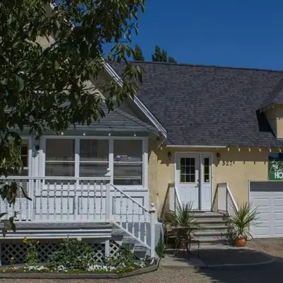 Genelle House B&B Guest House