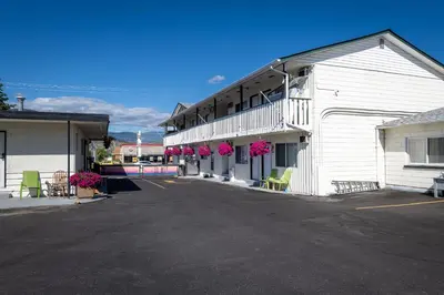 a building with a parking lot in front of it at 5000 Motel in Penticton