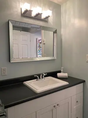 a bathroom with a sink and a mirror at Stoneshire Guesthouse in Clearwater