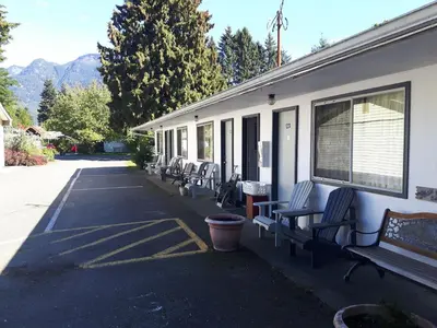 a row of benches sitting outside of a building at Inntowne Motel in Hope
