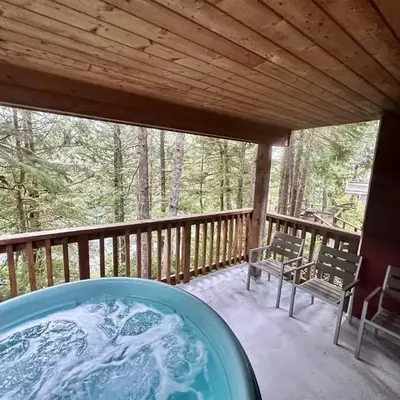 Cozy 2 Bedroom Waterfront Cottage With Hot Tub!
