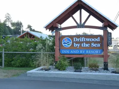 a sign for driftwood by the sea inn and rv resort at Driftwood by the Sea Inn in Campbell River