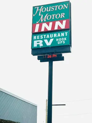 a sign for a houston motor inn restaurant rvs at Houston Motor Inn in Houston