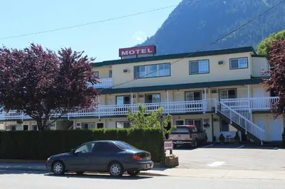 a car parked in a parking lot in front of a motel at Best Continental Motel in Hope