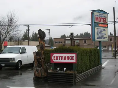 a sign for an entrance in a parking lot at Best Continental Motel in Hope
