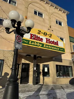 a street light in front of a little hotel at Elite Hotel -Downtown Center- 