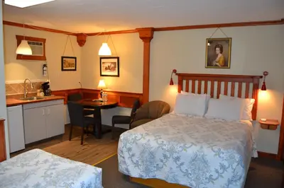 a hotel room with a bed and a kitchen at North Star Motel in Kimberley