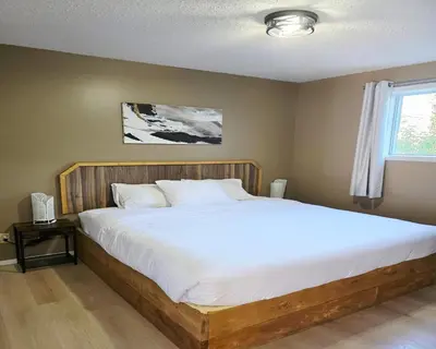 a bedroom with a large bed with white sheets at Skimmerhorn Inn in Creston