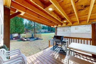Gallery image of Lazy Dayz Cottage in Christina Lake