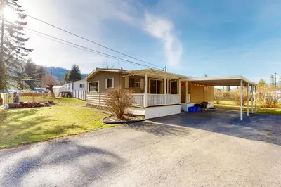Gallery image of Lazy Dayz Cottage in Christina Lake