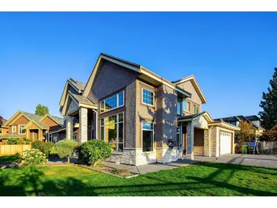 a large brick house with a driveway at Francis Home Hotel \u798f\u6765\u987a\u5bb6\u5ead\u5bbe\u9986 in Richmond