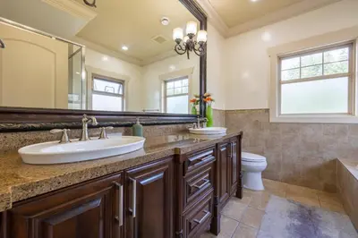 a bathroom with two sinks and a large mirror at Francis Home Hotel \u798f\u6765\u987a\u5bb6\u5ead\u5bbe\u9986 in Richmond
