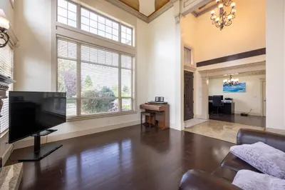 an empty living room with a large flat screen tv at Francis Home Hotel \u798f\u6765\u987a\u5bb6\u5ead\u5bbe\u9986 in Richmond