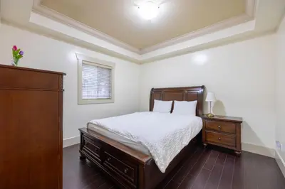 a bedroom with a bed and a dresser and a window at Francis Home Hotel \u798f\u6765\u987a\u5bb6\u5ead\u5bbe\u9986 in Richmond