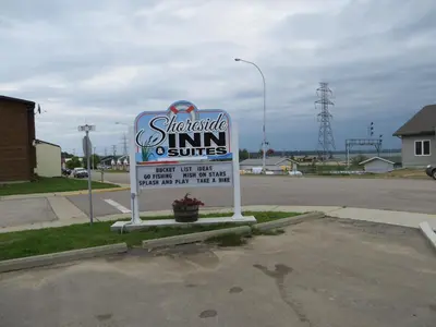 a sign for a smallimulusimusimusimusimusimusimusimusimusimum at Shoreside Inn & Suites in Wabamun