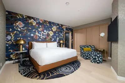 a bedroom with a bed and a floral wall at Versante Hotel in Richmond