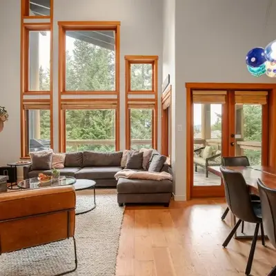 Luxury Mountain Retreat with PRIVATE Hot Tub by Harmony Whistler