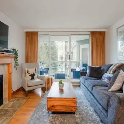 2BR plus Den in Woodrun