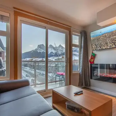 Top Floor Condo - 2BR & AC with Mountain Views