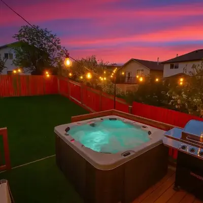 Spa Oasis Home - Hot Tub - King Bed - BBQ - Garage - Pets!