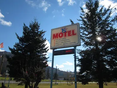 a sign for a motel in front of some trees at Y-5 Motel in Barrière