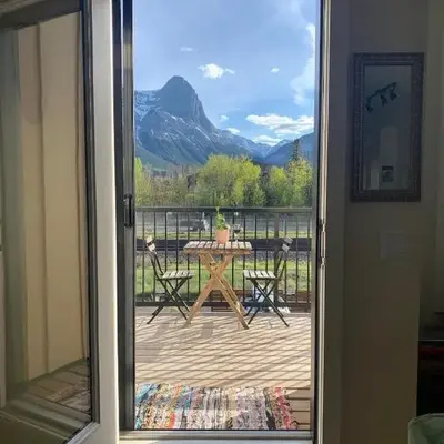 Casa de Luna by Canadian Rockies Vacation Rentals