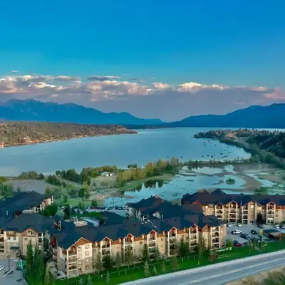 Mountain getaway condo - 5 min walk to the beach!