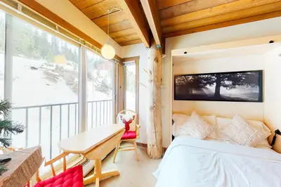 Gallery image of Moguls 813 in Big White