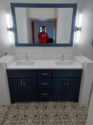 a man taking a picture of a bathroom with two sinks at Hannie's Gasthuis in Blind Bay