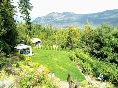 a garden with a gazebo in the middle at Hannie's Gasthuis in Blind Bay