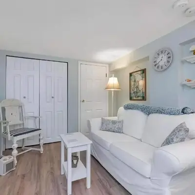 Quaint 1 bedroom lower suite in Victoria