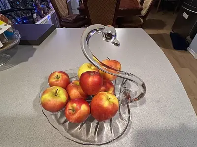 a glass bowl filled with apples on a counter at B&B In Fraser Valley in Abbotsford